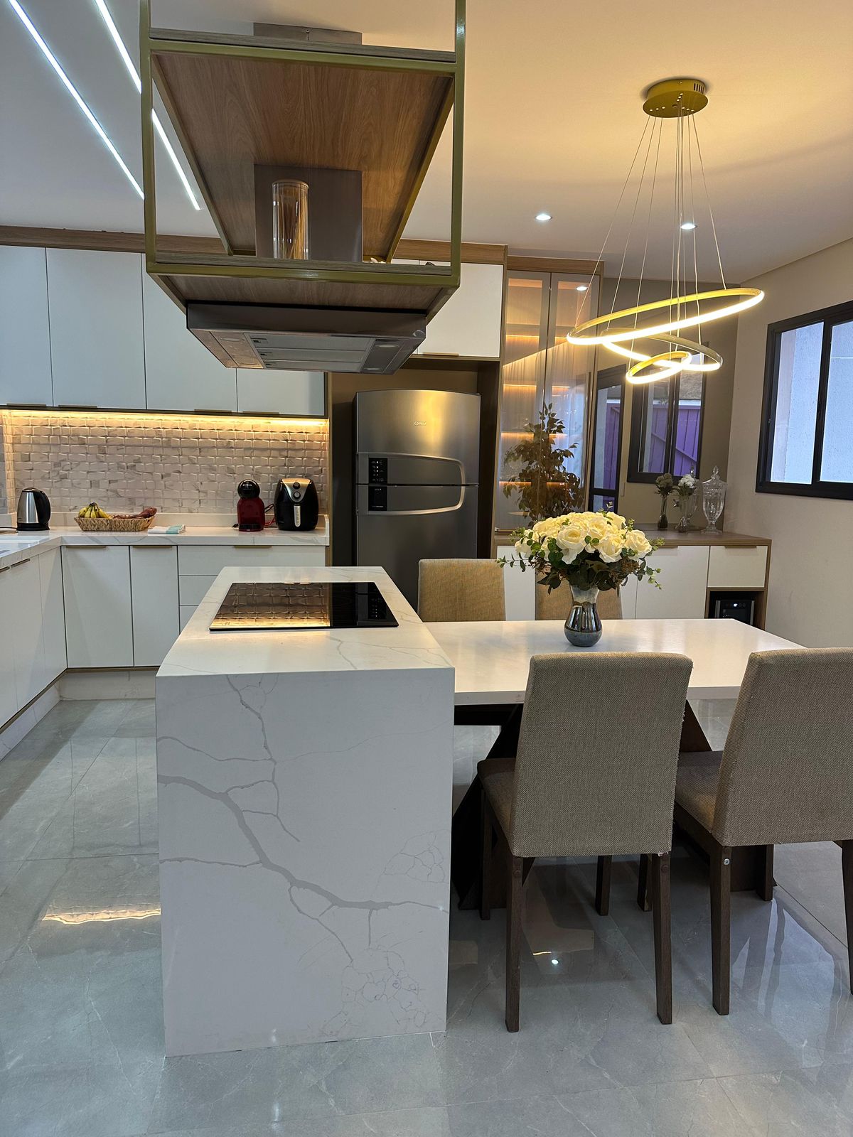 Ambiente planejado sob medida com acabamento premium em madeira e detalhes dourados – Estillo Design São Paulo