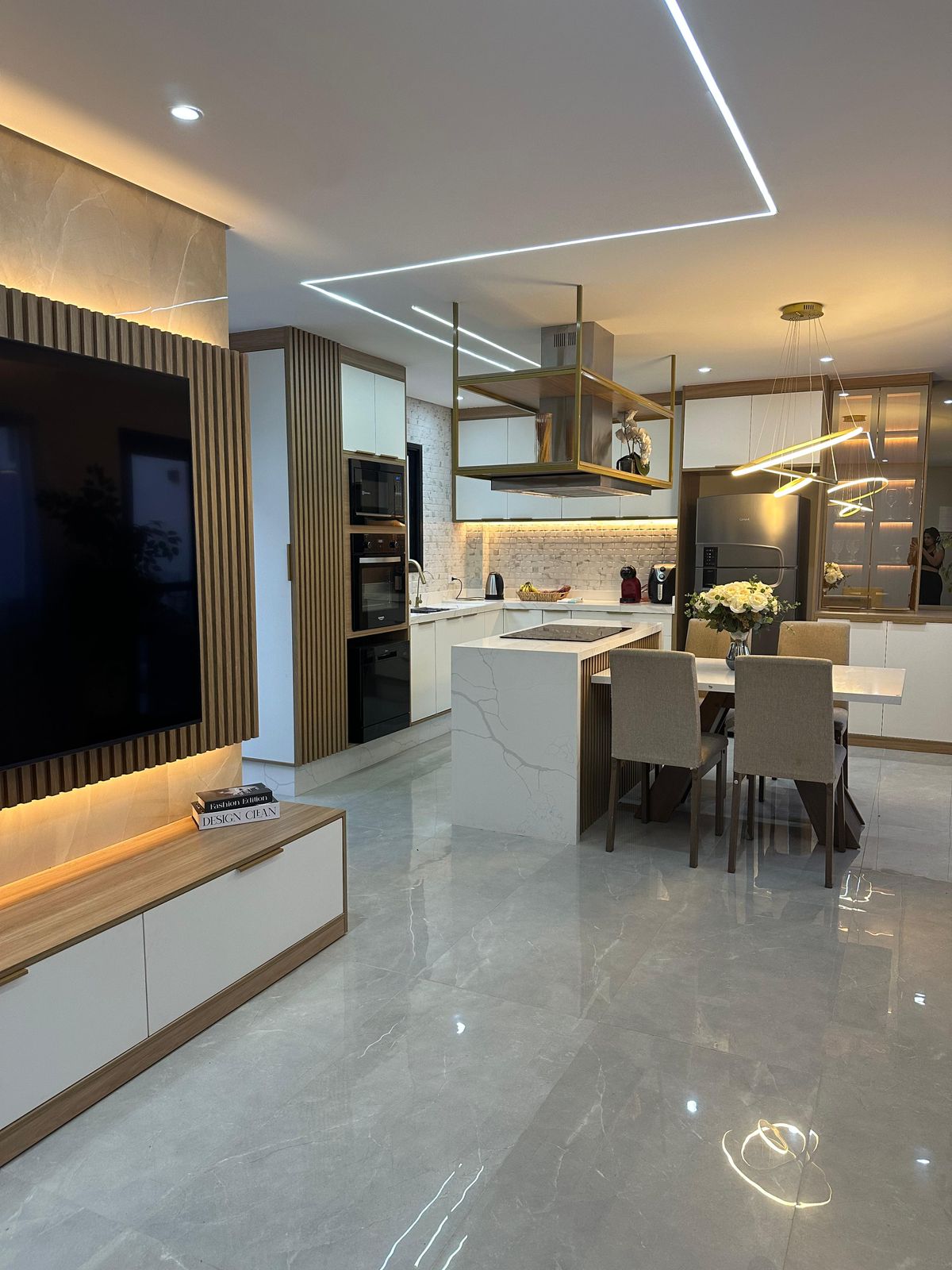 Sala e cozinha integrada com móveis planejados sob medida na Zona Leste de São Paulo – projeto Estillo Design